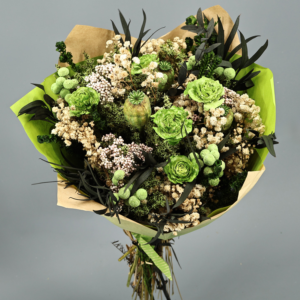 Ramo redondo de flores preservadas con rosas verdes, craspedia beige, eucalipto oscuro y envoltorio kraft, sobre fondo gris neutro. Estilo decorativo natural y silvestre.