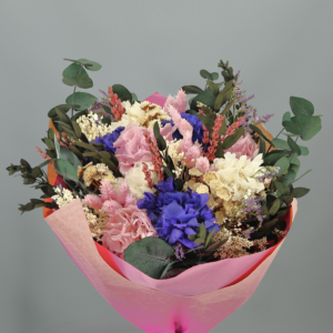 Ramo de flores preservadas Vega Morado con hortensias moradas y rosas, espigas rosas y ramas de eucalipto.
