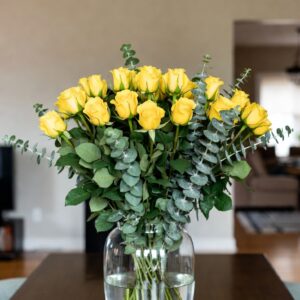 Ramo de rosas amarillas frescas con eucalipto